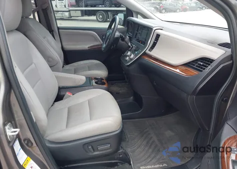 2017 Toyota Sienna Limited Premium 7 Passenger z USA, uszkodzony, nr VIN 5TDDZ3DC6HS147381